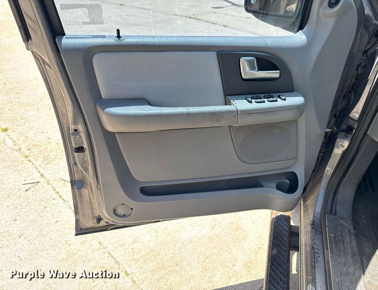 image for item DU9394 2004 Ford Expedition SUV