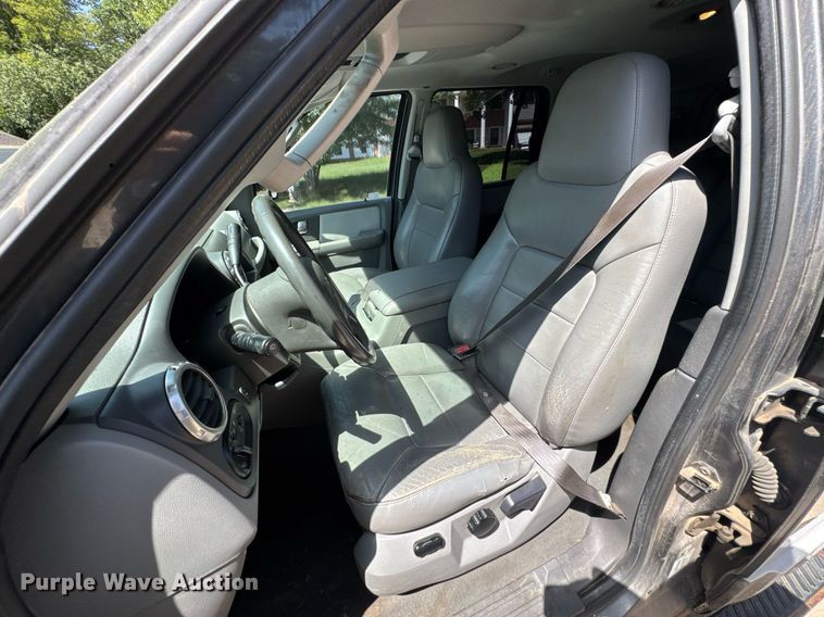 image for item DU9394 2004 Ford Expedition SUV
