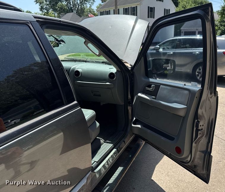 image for item DU9394 2004 Ford Expedition SUV