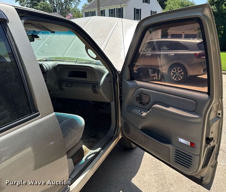 image for item DU9395 1999 GMC Sierra 2500 Crew Cab pickup truck