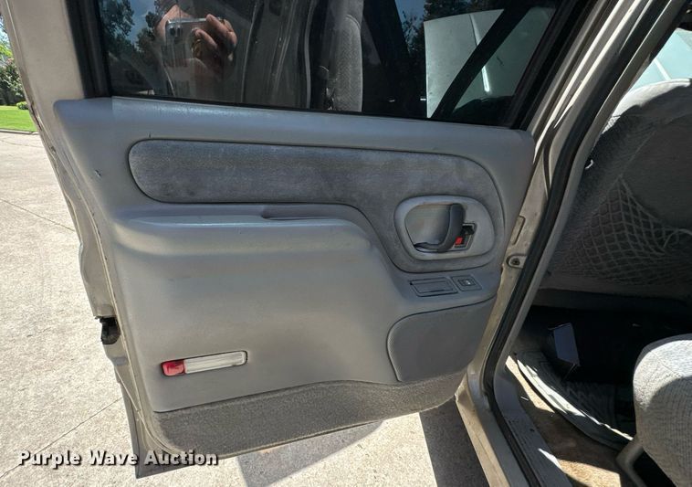 image for item DU9395 1999 GMC Sierra 2500 Crew Cab pickup truck