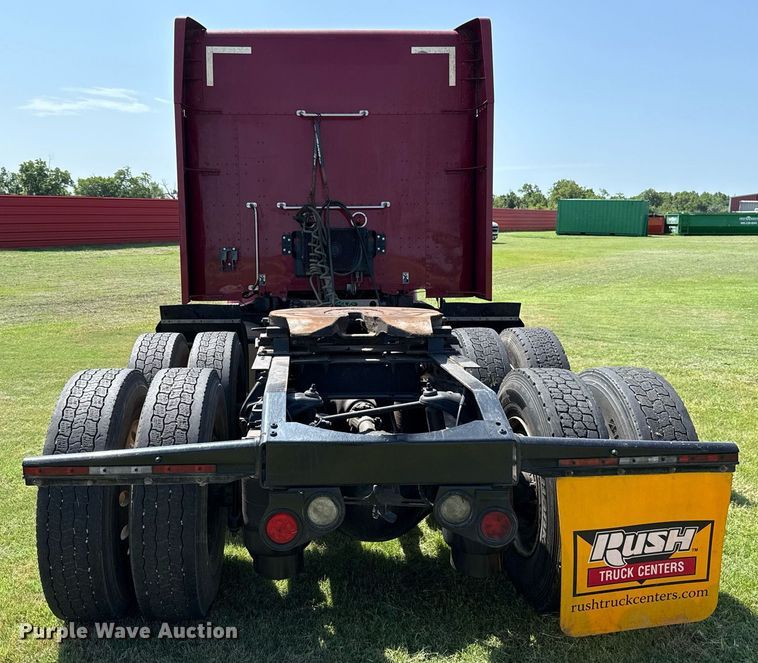 image for item DW5124 2018 Peterbilt 579 semi truck