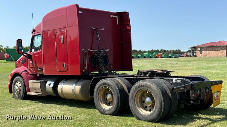 image for item DW5124 2018 Peterbilt 579 semi truck