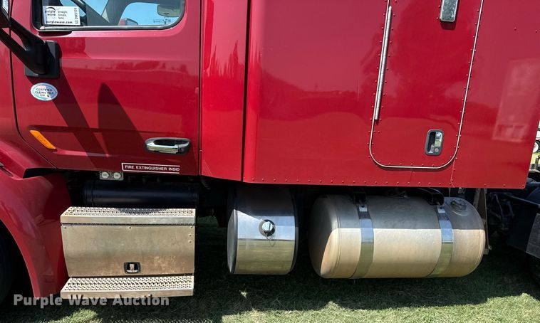 image for item DW5124 2018 Peterbilt 579 semi truck