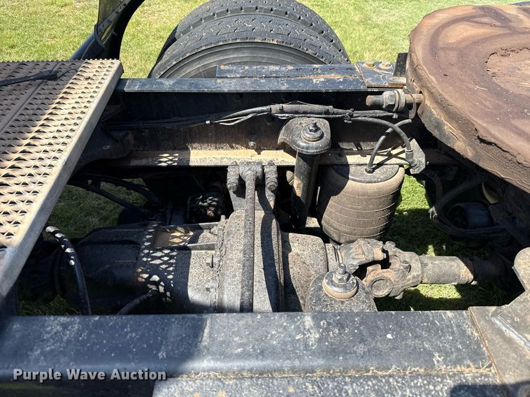 image for item DW5124 2018 Peterbilt 579 semi truck