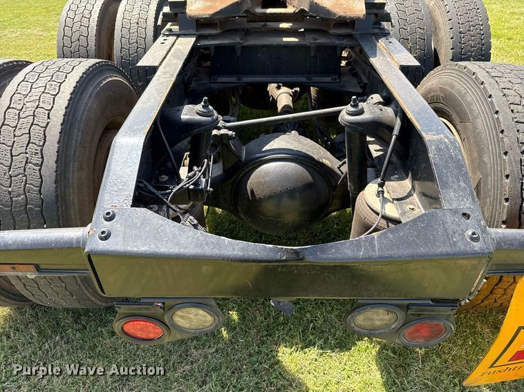 image for item DW5124 2018 Peterbilt 579 semi truck