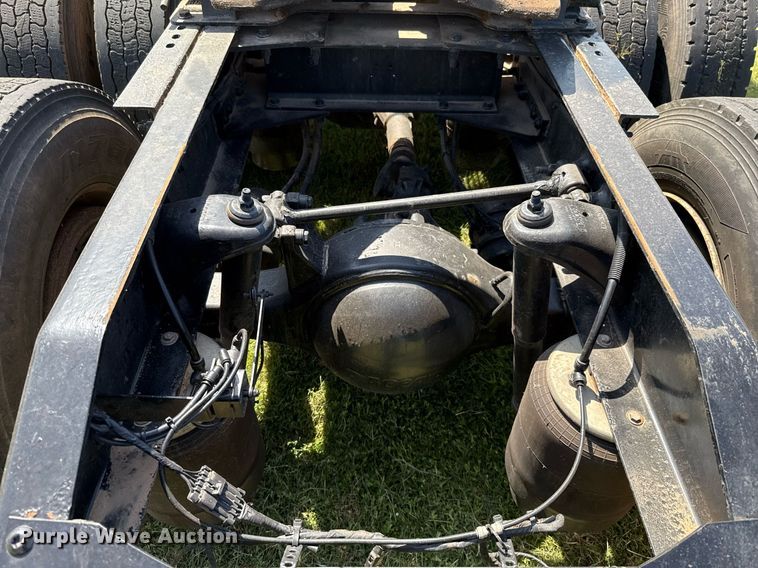 image for item DW5124 2018 Peterbilt 579 semi truck