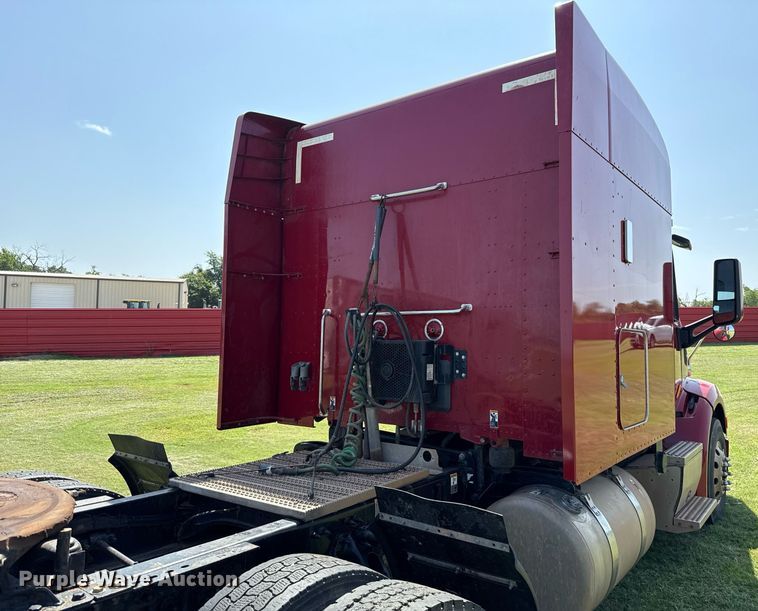 image for item DW5124 2018 Peterbilt 579 semi truck