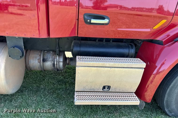 image for item DW5124 2018 Peterbilt 579 semi truck