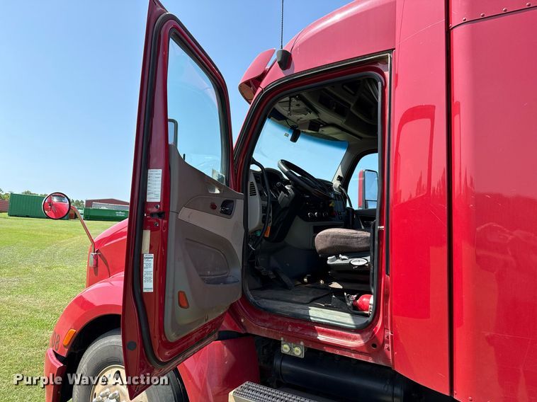 image for item DW5124 2018 Peterbilt 579 semi truck