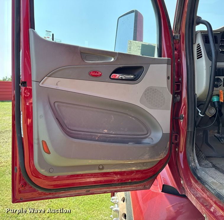 image for item DW5124 2018 Peterbilt 579 semi truck