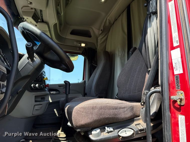image for item DW5124 2018 Peterbilt 579 semi truck