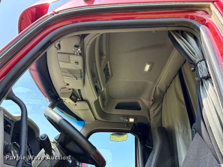 image for item DW5124 2018 Peterbilt 579 semi truck