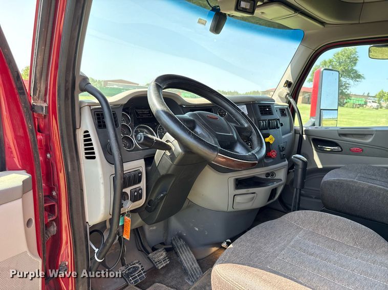 image for item DW5124 2018 Peterbilt 579 semi truck