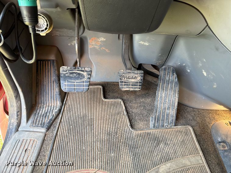 image for item DW5124 2018 Peterbilt 579 semi truck