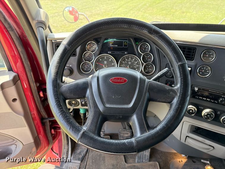 image for item DW5124 2018 Peterbilt 579 semi truck