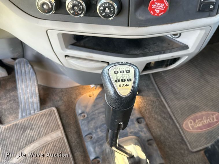 image for item DW5124 2018 Peterbilt 579 semi truck