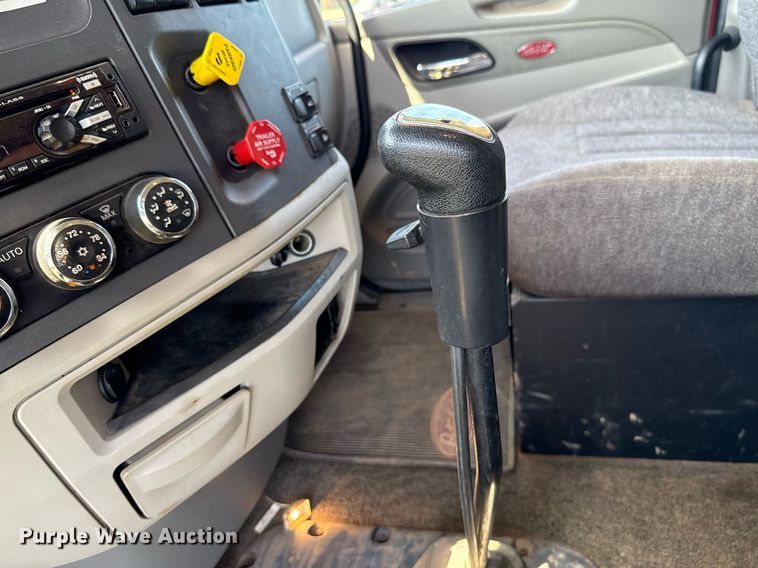 image for item DW5124 2018 Peterbilt 579 semi truck