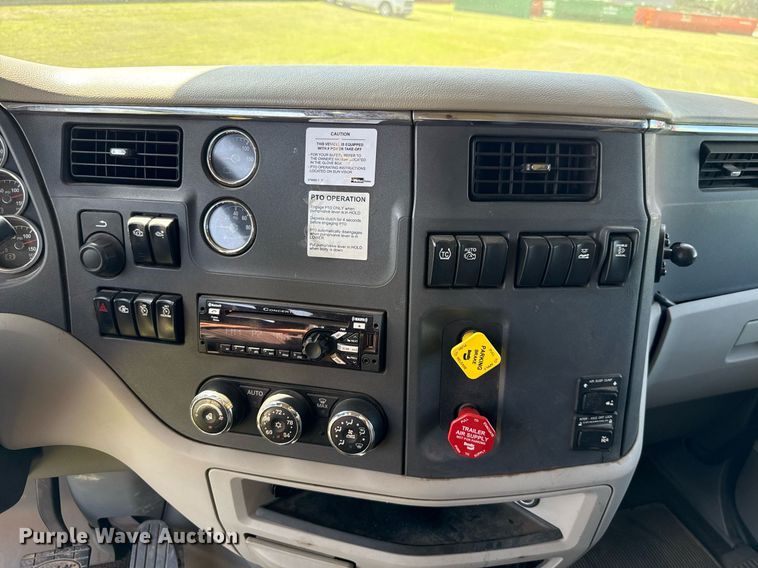 image for item DW5124 2018 Peterbilt 579 semi truck