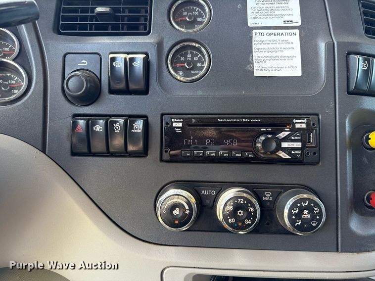 image for item DW5124 2018 Peterbilt 579 semi truck