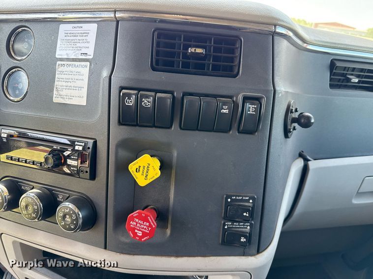 image for item DW5124 2018 Peterbilt 579 semi truck