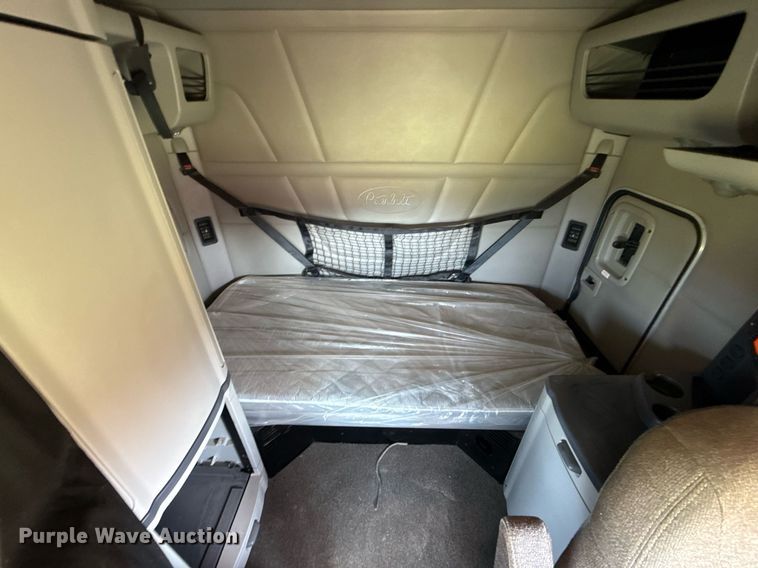 image for item DW5124 2018 Peterbilt 579 semi truck