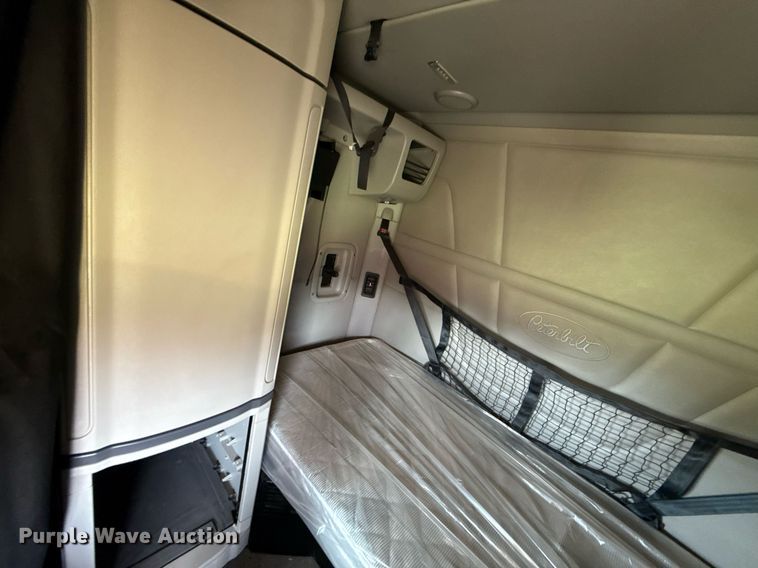 image for item DW5124 2018 Peterbilt 579 semi truck