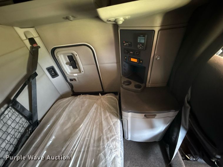 image for item DW5124 2018 Peterbilt 579 semi truck