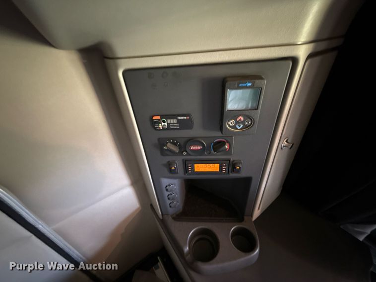 image for item DW5124 2018 Peterbilt 579 semi truck