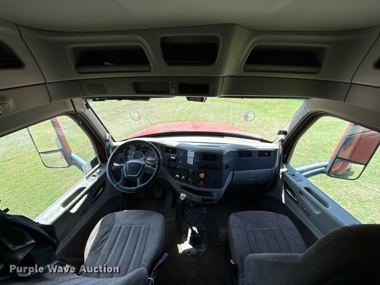 image for item DW5124 2018 Peterbilt 579 semi truck