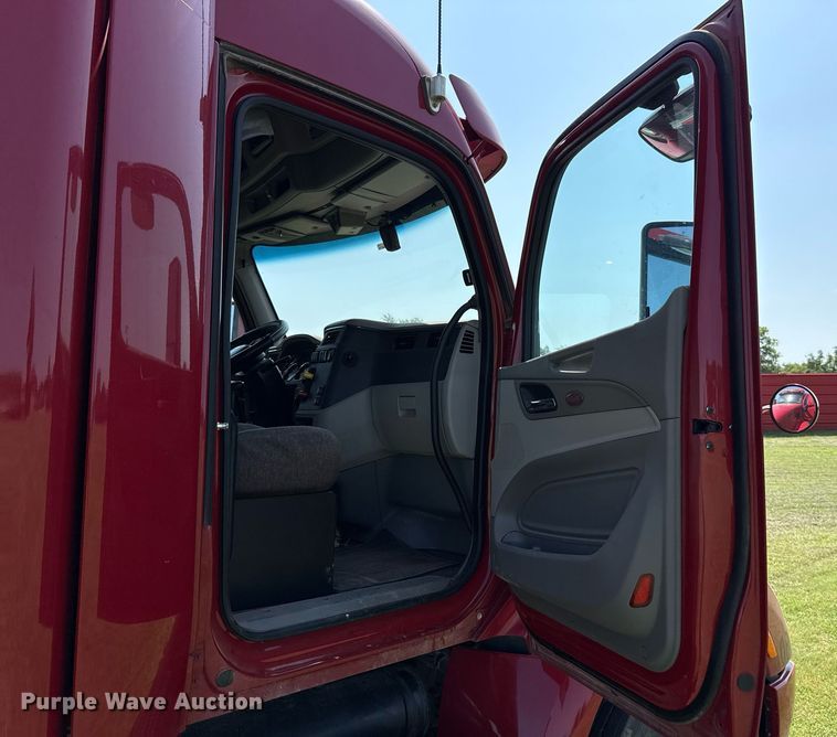 image for item DW5124 2018 Peterbilt 579 semi truck