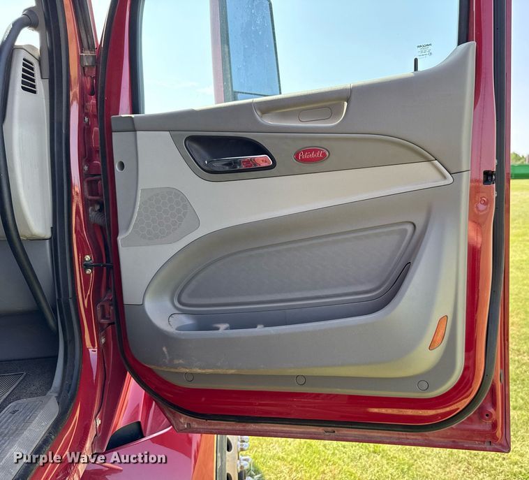 image for item DW5124 2018 Peterbilt 579 semi truck