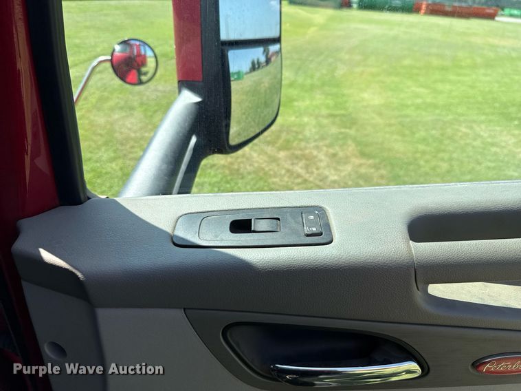 image for item DW5124 2018 Peterbilt 579 semi truck