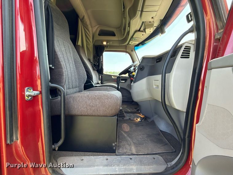 image for item DW5124 2018 Peterbilt 579 semi truck