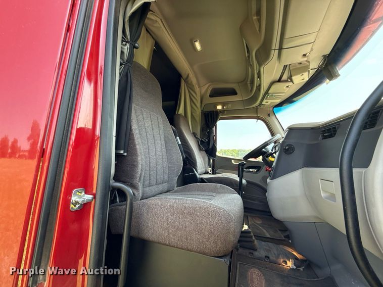 image for item DW5124 2018 Peterbilt 579 semi truck