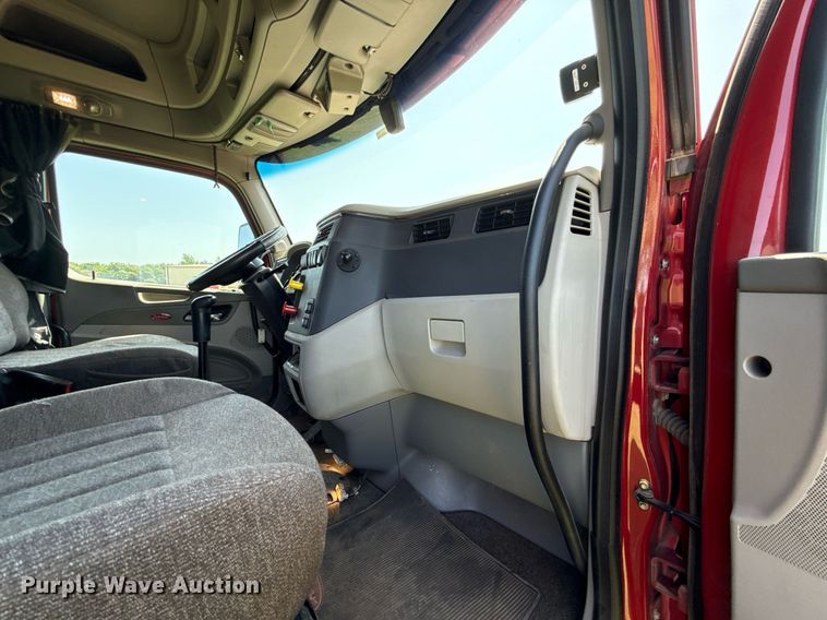 image for item DW5124 2018 Peterbilt 579 semi truck