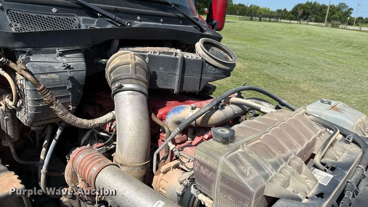 image for item DW5124 2018 Peterbilt 579 semi truck