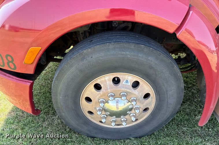 image for item DW5124 2018 Peterbilt 579 semi truck