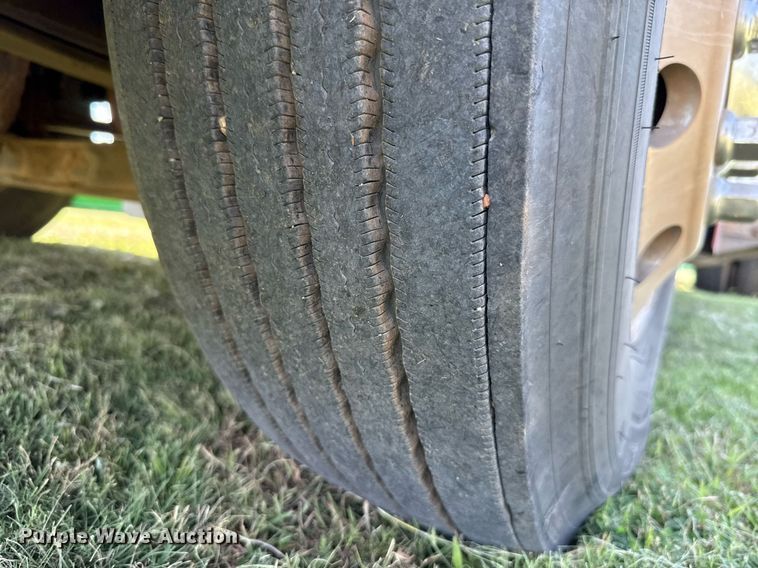 image for item DW5124 2018 Peterbilt 579 semi truck