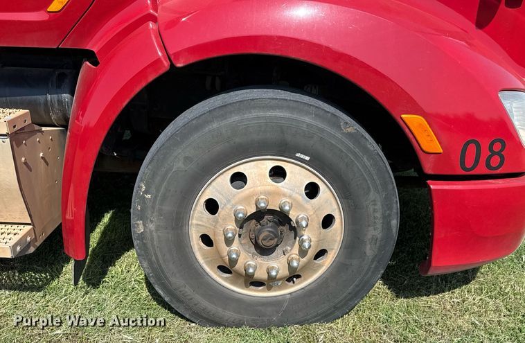 image for item DW5124 2018 Peterbilt 579 semi truck