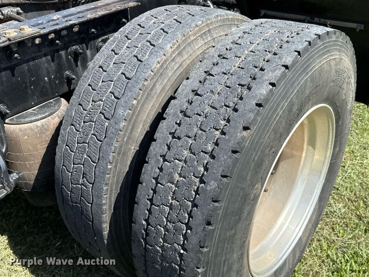 image for item DW5124 2018 Peterbilt 579 semi truck