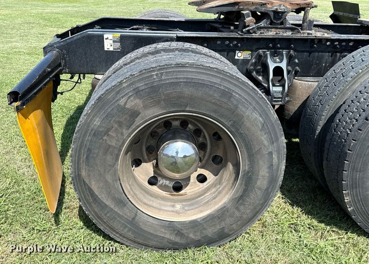 image for item DW5124 2018 Peterbilt 579 semi truck