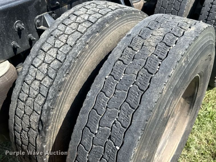 image for item DW5124 2018 Peterbilt 579 semi truck