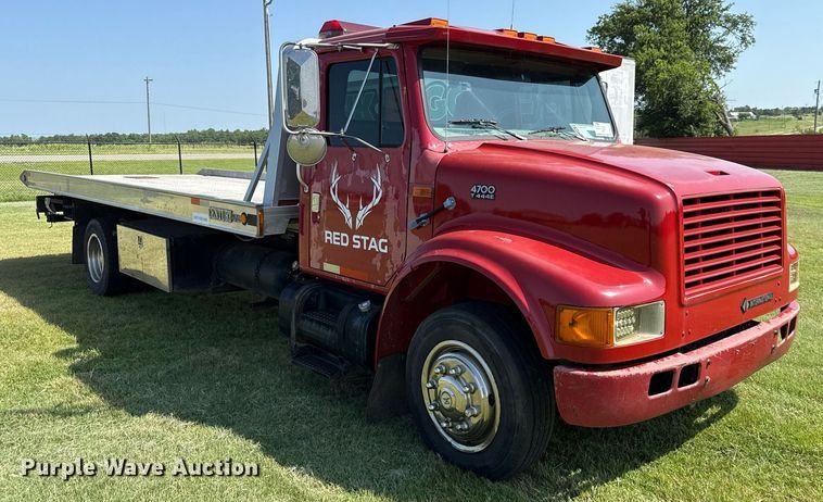 image for item DW5125 1999 International 4700 rollback truck