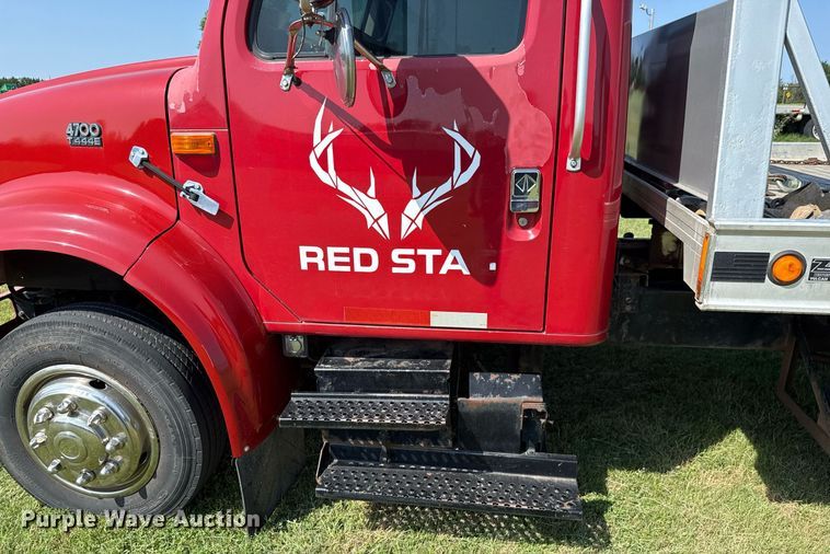 image for item DW5125 1999 International 4700 rollback truck