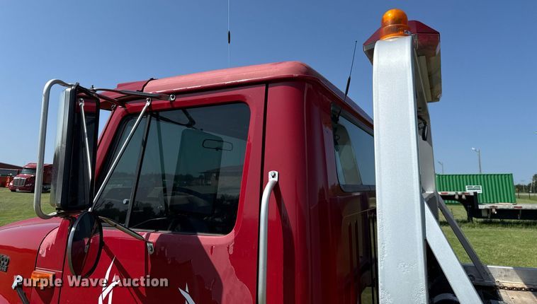 image for item DW5125 1999 International 4700 rollback truck