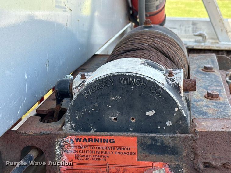 image for item DW5125 1999 International 4700 rollback truck