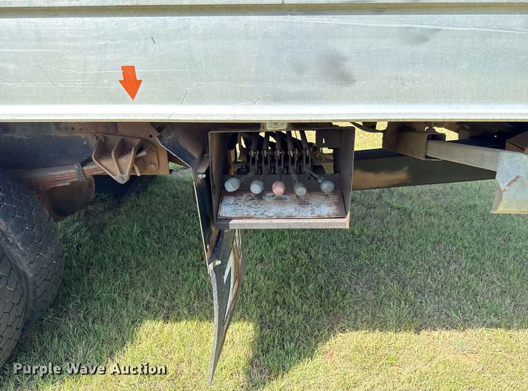 image for item DW5125 1999 International 4700 rollback truck