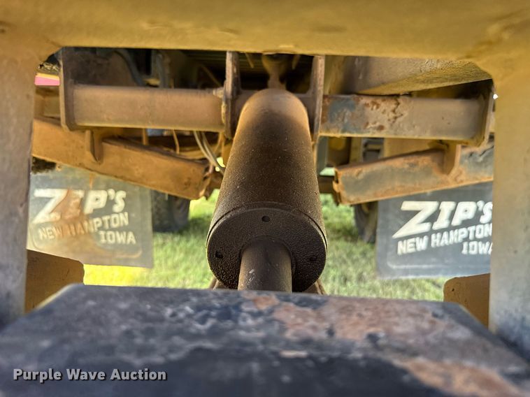 image for item DW5125 1999 International 4700 rollback truck