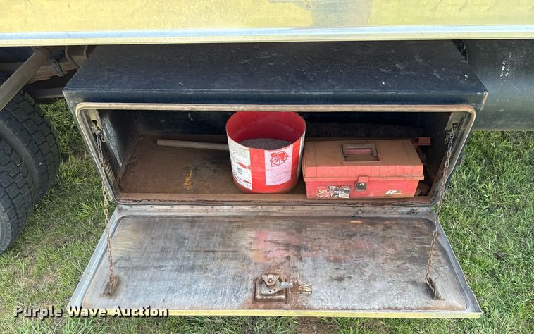 image for item DW5125 1999 International 4700 rollback truck